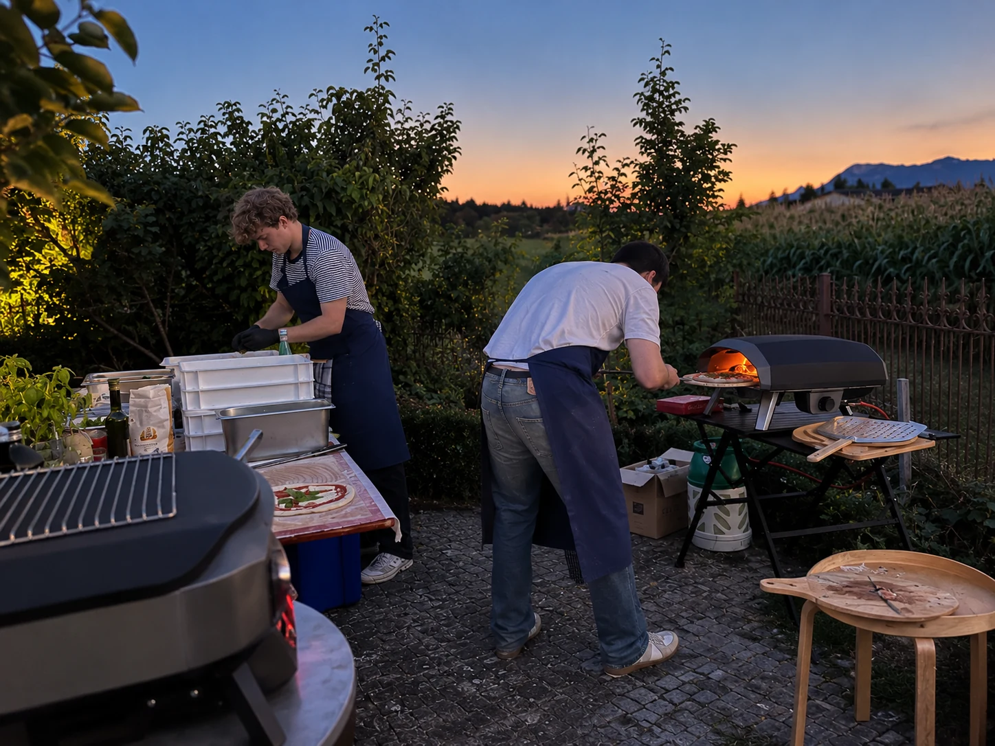 Pizza Catering beim Backen im Garten am Abend